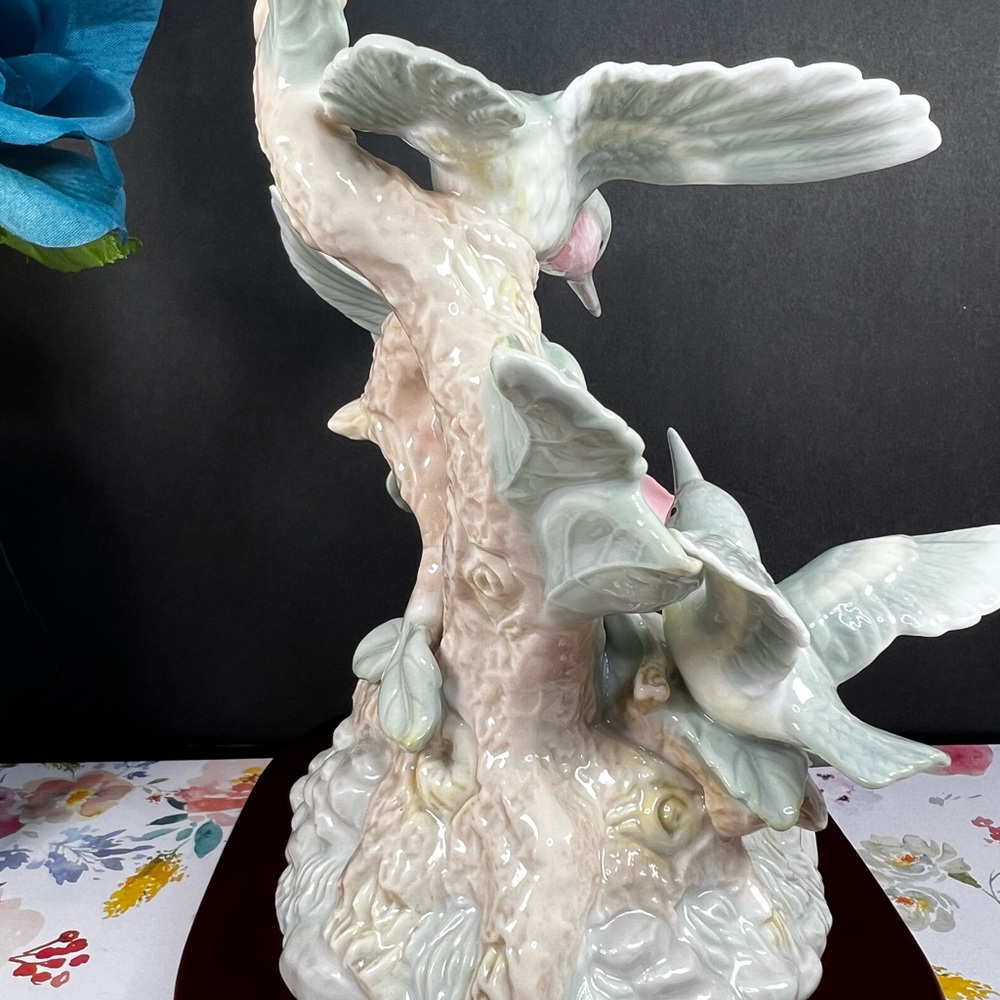 🛑SOLD🛑 Vintage Fluttering HUMMINGBIRDS Ceramic Music Box Plays "Close to you" - Picture 8 of 17